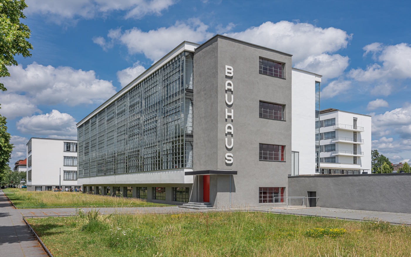 Le bâtiment du Bauhaus à Dessau, Allemagne. Photo par A.Savin, Wikimedia Commons, Free Art License.