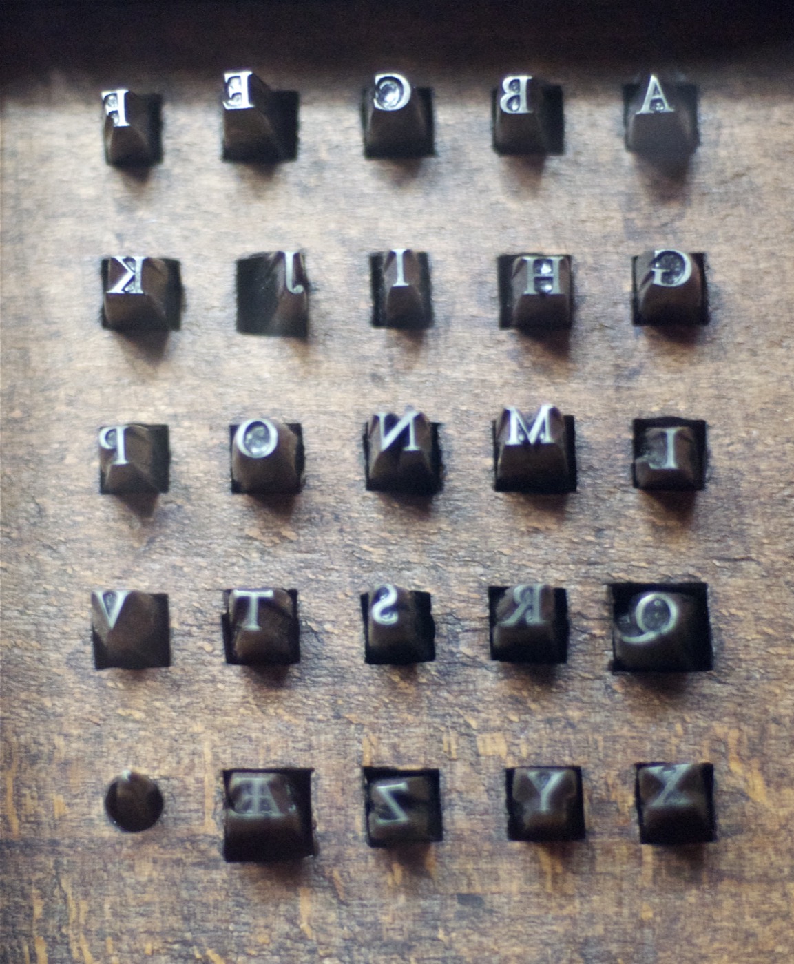 Poinçons de Garamond conservés au musée Plantin-Moretus, Anvers. Photo par Petri Aukia, Wikimedia Commons, CC BY 2.0.