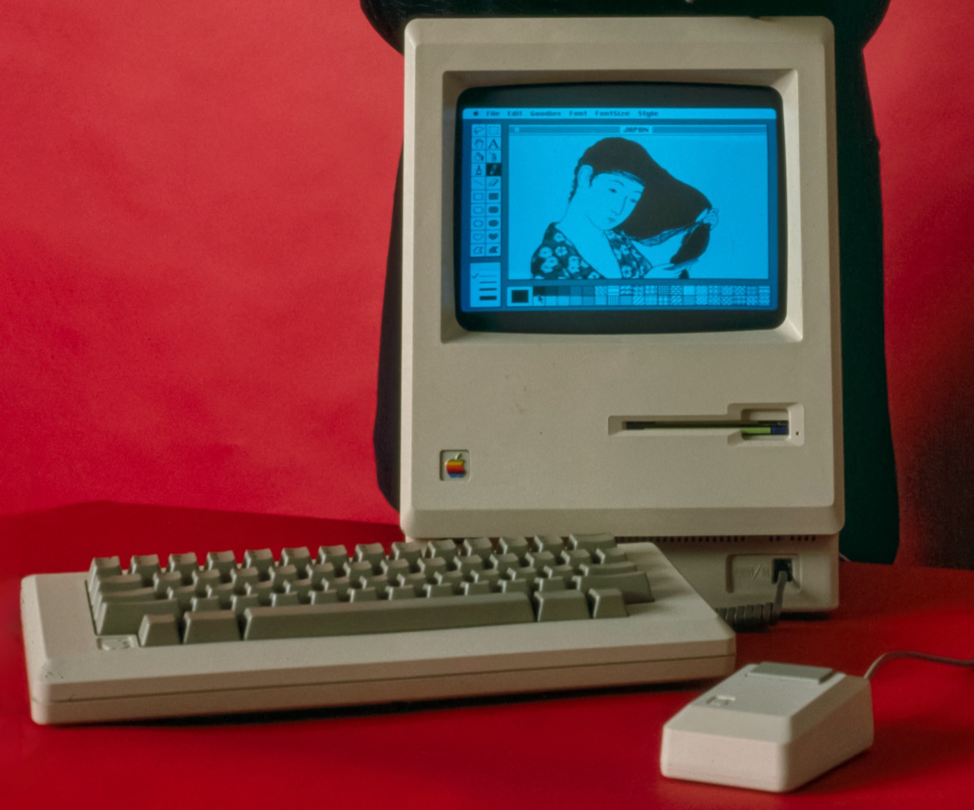 Apple Macintosh 128K, 1984. Photo par Bernard Gotfryd, Library of Congress, via Wikimedia Commons, domaine public.